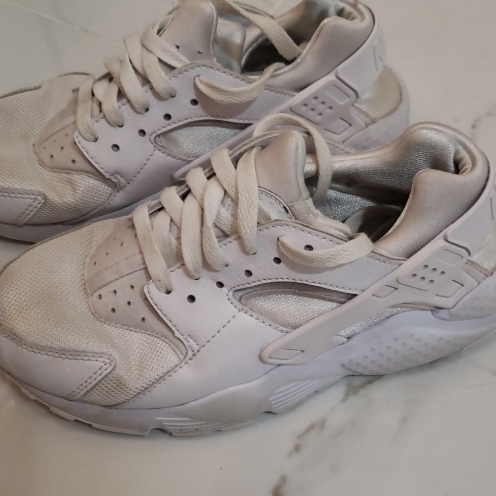 Nike hurraches size 5.5 big boy.